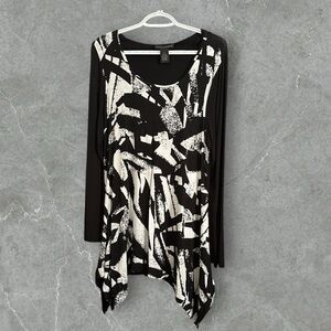 NWOT Grace Elements Monochrome Abstract Top